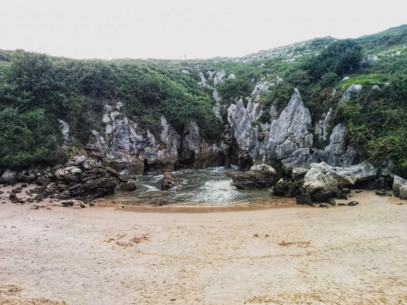 Que ver en Asturias, Playa de Gulpiyuri